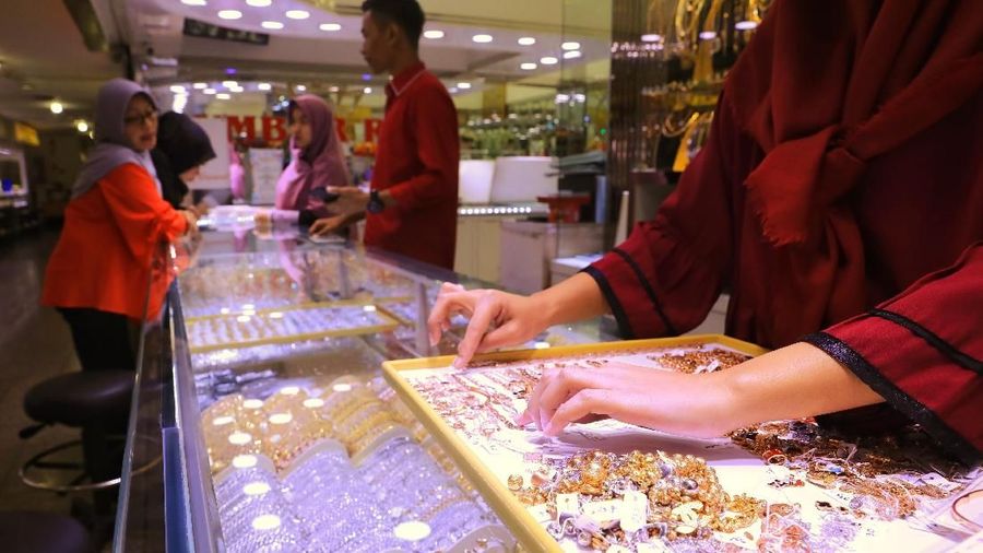 [Tak Hanya Logam Mulia, Perhiasan Saat Ini Banyak Diburu Warga Untuk Investasi.(վ)