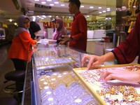 Pasrah... Harga Emas Terus Melemah
