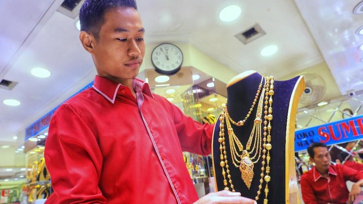 [Tak Hanya Logam Mulia, Perhiasan Saat Ini Banyak Diburu Warga Untuk Investasi.(CNBC Indonesia) [Tak Hanya Logam Mulia, Perhiasan Saat Ini Banyak Diburu Warga Untuk Investasi.(CNBC Indonesia)
