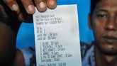 Petugas menunjukan hasil penghitungan pada Pemilihan Kepala Desa (Pilkades) berbasis elektronik atau e-voting di Kantor Desa Bendosari, Sawit, Boyolali, Jawa Tengah. (ANTARA FOTO/Aloysius Jarot Nugroho)