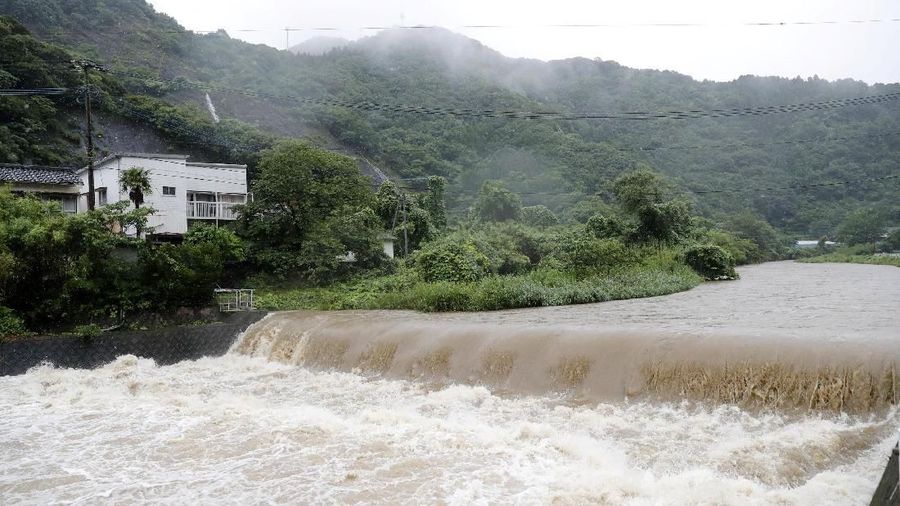 Rabu (3/7/2019), Pemerintah Jepang mengevakuasi warga di selatan Kyushu, Jepang, lantaran dihantam hujan lebat sejak Jum'at.