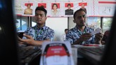Petugas memasukan data pemilih tetap pada