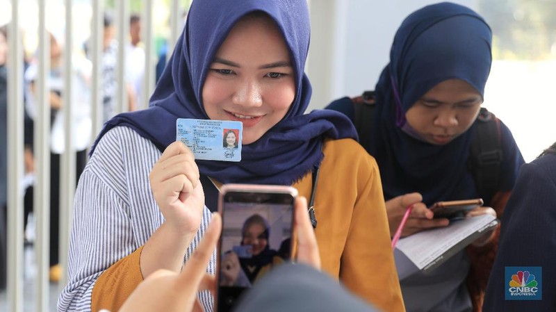 Sejumlah pencari kerja mengantre untuk mencoba peruntungan pada gelaran Mega Career Expo, Gelora Bung Karno, Jakarta, Rabu (3/6/2019).
