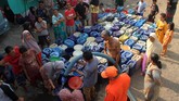 Petugas BPBD memberikan bantuan air bersih kepada warga yang dilanda kekeringan di kawasan Cibarusah, Kabupaten Bekasi, 1 Juli 2019. BPBD Kabupaten Bekasi mengedrop sebanyak 5000 liter air bersih per hari ke sejumlah wilayah kecamatan yang dilanda kekeringan. (ANTARA FOTO/Risky Andrianto)