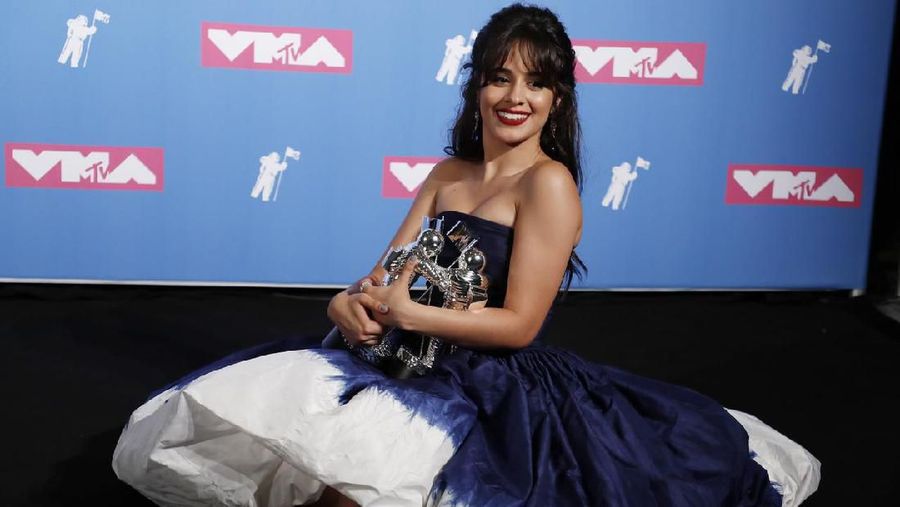 Sang senorita Camila Cabello semakin melenggang jadi penyanyi solo papan atas usai melantunkan lagu