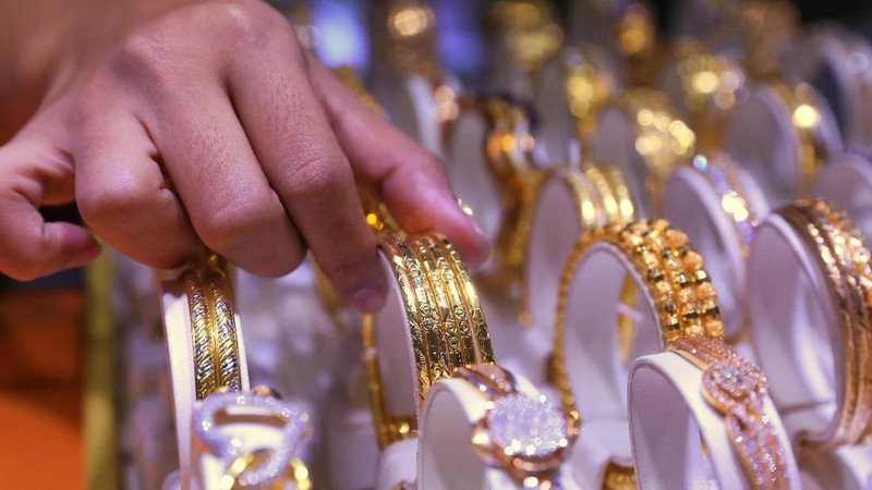 Harga emas logam mulia di pasar lokal Indonesia menciptakan rekor baru pada hari ini setelah terjadi kenaikan Rp 20.000/gram.
