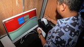 Petugas mencetak hasil penghitungan pada Pemilihan Kepala Desa (Pilkades) berbasis elektronik atau e-voting di Kantor Desa Bendosari, Sawit, Boyolali. (ANTARA FOTO/Aloysius Jarot Nugroho)