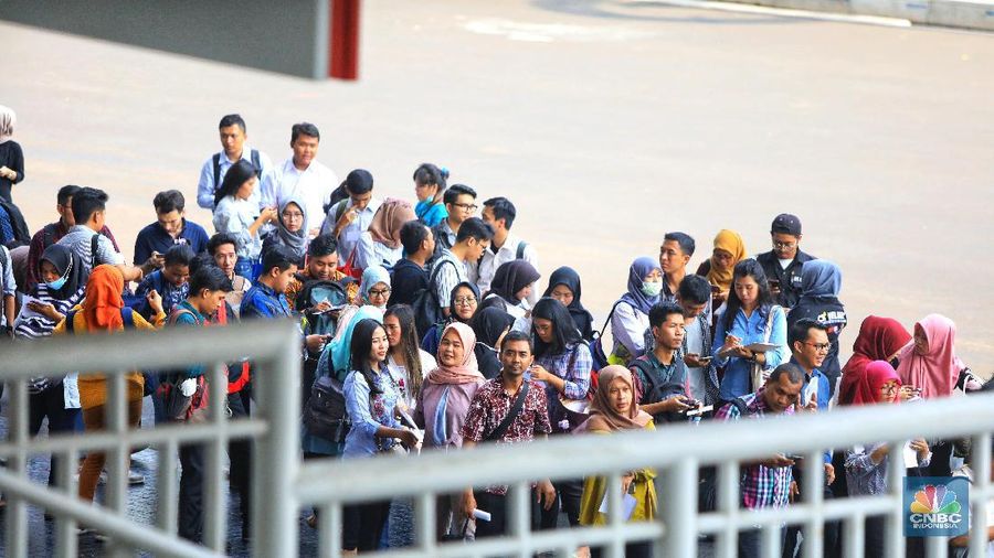 Sejumlah pencari kerja mengantre untuk mencoba peruntungan pada gelaran Mega Career Expo, Gelora Bung Karno, Jakarta, Rabu (3/6/2019).
