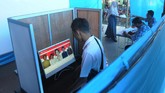 Warga mengamati foto calon kepala desa pada layar komputer saat Pemilihan Kepala Desa (Pilkades) berbasis elektronik atau e-voting di Kantor Desa Bendosari, Sawit, Boyolali, (ANTARA FOTO/Aloysius Jarot Nugroho)