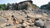 Anak-anak bermain di sungai Ciliwung yang menyusut debit airnya saat musim kemarau di Kampung Kebon Jukut, Babakan Pasar, Kota Bogor, Selasa (2/7). BMKG memprediksi puncak musim kemarau tahun ini terjadi pada Agustus mendatang. (ANTARA FOTO/Arif Firmansyah)