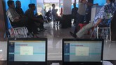 Sejumlah petugas, saksi dan pemilih tetap berada di dalam ruang pemungutan suara pada Pilkades berbasis elektronik atau e-voting di Kantor Desa Bendosari, Sawit, Boyolali, 29 Juni 2019. (ANTARA FOTO/Aloysius Jarot Nugroho)