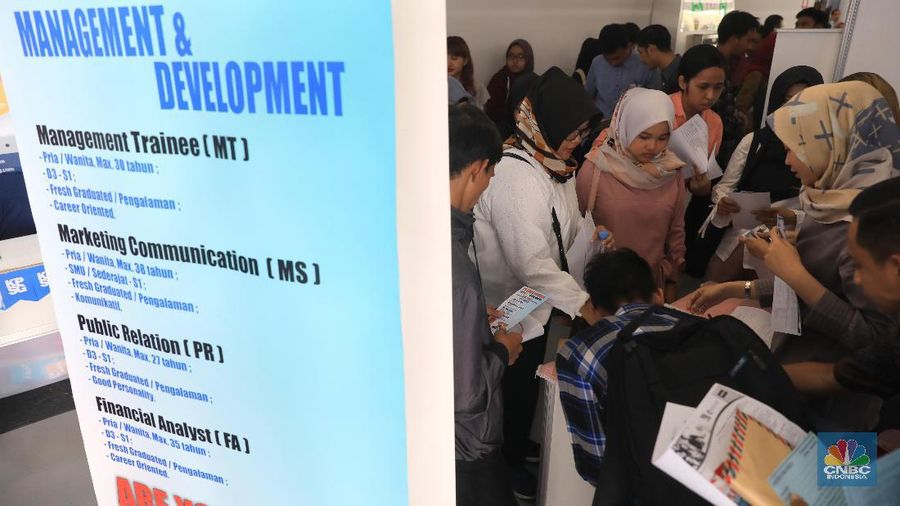 Sejumlah pencari kerja mengantre untuk mencoba peruntungan pada gelaran Mega Career Expo, Gelora Bung Karno, Jakarta, Rabu (3/6/2019).