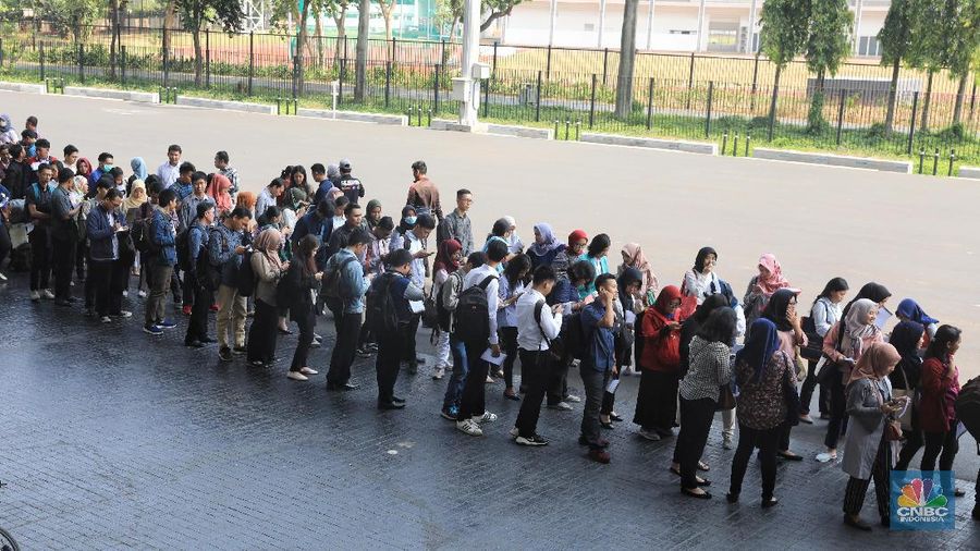 Sejumlah pencari kerja mengantre untuk mencoba peruntungan pada gelaran Mega Career Expo, Gelora Bung Karno, Jakarta, Rabu (3/6/2019).