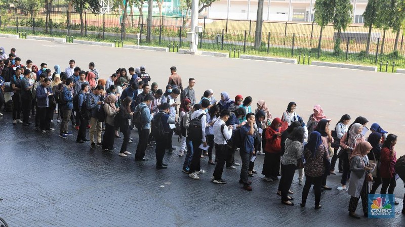 Sejumlah pencari kerja mengantre untuk mencoba peruntungan pada gelaran Mega Career Expo, Gelora Bung Karno, Jakarta, Rabu (3/6/2019).