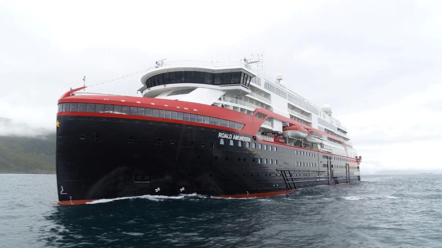 Kapal ini ditenagai oleh empat mesin dan dua unit baterai besar.