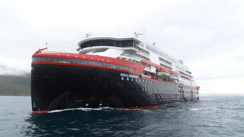 Kapal ini ditenagai oleh empat mesin dan dua unit baterai besar.