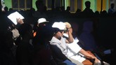 Warga melindungi kepala dari panas matahari saat antre di tempat pemungutan suara pada Pemilihan Kepala Desa (Pilkades) berbasis elektronik atau e-voting di Kantor Desa Bendosari, Sawit, Boyolali. (ANTARA FOTO/Aloysius Jarot Nugroho)