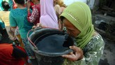 Seorang warga minum air dari ember di tempat pengedropan air bersih, Desa Jatimulya, Kabupaten Tegal, 26 Juni 2019. PMI dan BPBD Kabupaten Tegal mengedrop air bersih sebanyak 8.750.000 liter untuk warga di 20 desa di Kabupaten Tegal yang terdampak kekeringan untuk kebutuhan memasak, minum dan mandi. (ANTARA FOTO/Oky Lukmansyah)