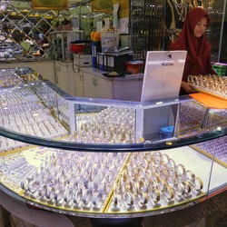AS-China Panas Lagi, Harga Emas Bisa Lebih Tinggi?