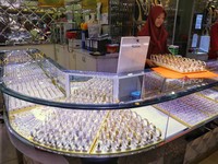 Nggak Jelas! Harga Emas Tadi Pagi Naik Sekarang Turun