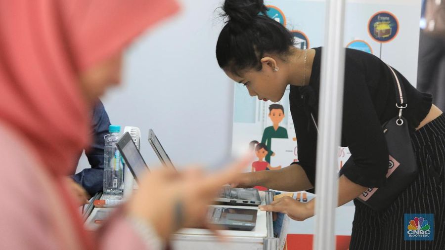 Sejumlah pencari kerja mengantre untuk mencoba peruntungan pada gelaran Mega Career Expo, Gelora Bung Karno, Jakarta, Rabu (3/6/2019).