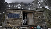 Berada di ketinggian 2.842 mdpl, shelter Charpoua menjadi tempat persinggahan para pendaki pegunungan Alpen bagian Prancis. (AFP/Marco Bertorello)