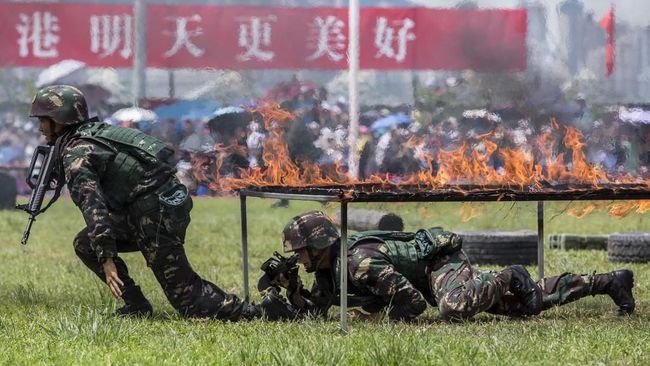 Pasukan Anti Huru-Hara China Siaga di Dekat Hong Kong