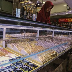 Dolar AS Menguat, Harga Emas Melemah Hingga 1,4%