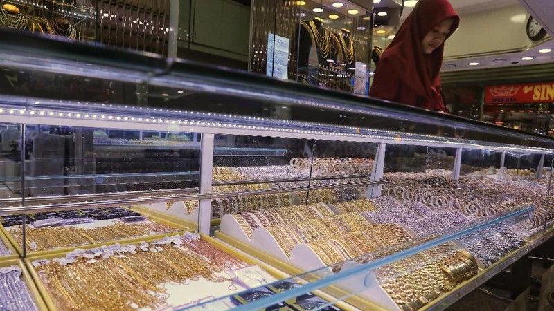 Harga emas logam mulia di pasar lokal Indonesia menciptakan rekor baru pada hari ini setelah terjadi kenaikan Rp 20.000/gram.