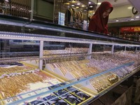 Koreksi Emas Dunia Kurang Greget, Sinyal Mau Naik Lagi?