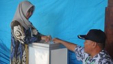 Warga memasukan kertas
