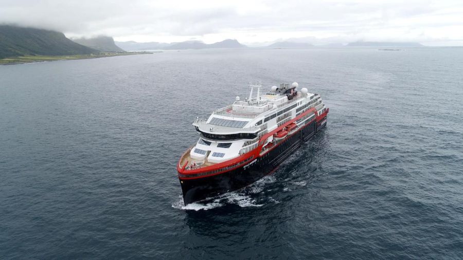Kapal ini ditenagai oleh empat mesin dan dua unit baterai besar.