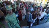 Warga antre di tempat pemungutan suara pada Pemilihan Kepala Desa (Pilkades) berbasis elektronik atau e-voting di Kantor Desa Bendosari, Sawit, Boyolali, 29 Juni 2019. (ANTARA FOTO/Aloysius Jarot Nugroho)