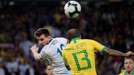 Alves: Messi Kehilangan Irama jika Dua Menit Tak Pegang Bola