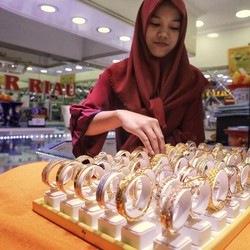Calon Mempelai, Harga Emas Turun, Bisa Buat Mahar Nih...
