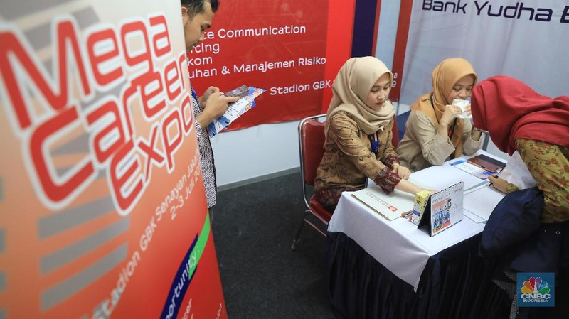 Sejumlah pencari kerja mengantre untuk mencoba peruntungan pada gelaran Mega Career Expo, Gelora Bung Karno, Jakarta, Rabu (3/6/2019).