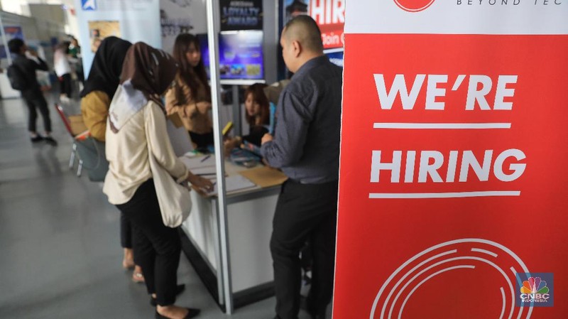 Sejumlah pencari kerja mengantre untuk mencoba peruntungan pada gelaran Mega Career Expo, Gelora Bung Karno, Jakarta, Rabu (3/6/2019).