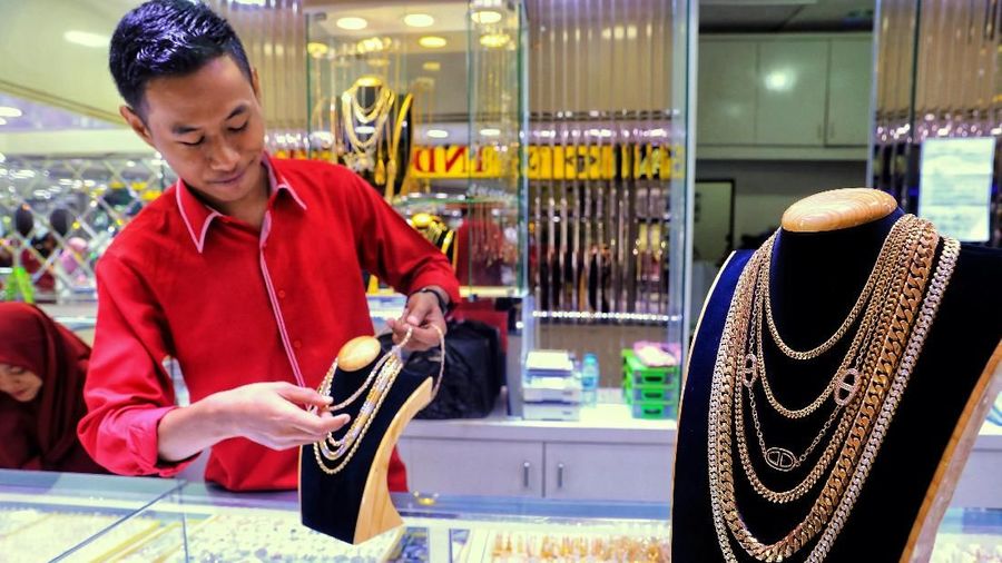 Sementara untuk logam mulia batangan 10 dan 100 gram masing-masing dihargai Rp 663.500 dan Rp 657.000/gram