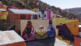 Beragam mural yang menghiasi kawasan ini membuat turis berdatangan. (REUTERS/David Mercado)