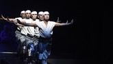 Ia tampak mengonsepnya dengan cukup apik, belum lagi ini didukung dengan properti, busana, aksesoris, serta iringan musik yang menambah nilai pertunjukan ini. (Dok: Bakti Budaya Djarum Foundation)