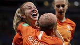 Jackie Groenen merayakan gol bersama Shanice van de Sanden dan Vivianne Miedema. (REUTERS/Benoit Tessier)