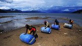 Tak heran, warga Kampung Obano sempat harus menebus satu liter harga Premium mencapai Rp50 ribu, saat wilayah lain hanya Rp6.450. (ANTARA FOTO/Akbar Nugroho Gumay)