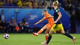 Di masa perpanjangan waktu, Jackie Groenen akhirnya mencetak gol yang mengantar Belanda unggul 1-0. (REUTERS/Denis Balibouse)