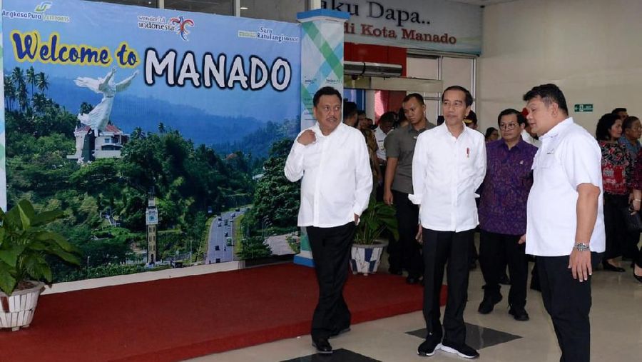 Presiden Joko Widodo (Jokowi) bersama sejumlah menteri Kabinet Kerja meninjau lokasi perluasan bandara Sam Ratulangi, Kamis (4/7/2019).