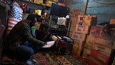 Anak-anak di Kampung Obano pun kini bisa belajar hingga larut malam. (ANTARA FOTO/Akbar Nugroho Gumay).