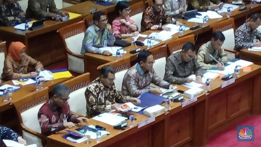 Direksi BRI, BNI, BMRI melakukan rapat kerja dengan DPR hari ini.