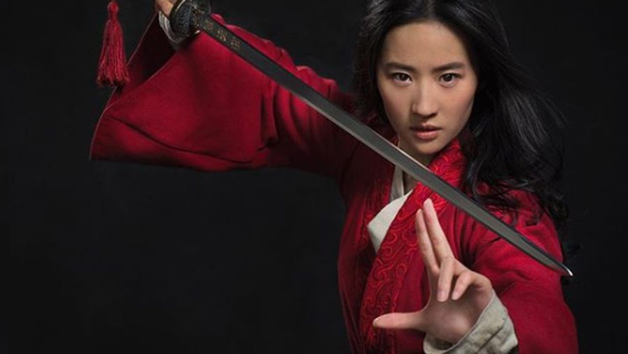 Sejak dirilisnya trailer film Mulan, Liu Yifei menarik perhatian banyak orang dengan cuplikan akting ciamik dan wajahnya yang memikat.