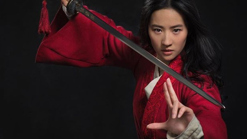 Sejak dirilisnya trailer film Mulan, Liu Yifei menarik perhatian banyak orang dengan cuplikan akting ciamik dan wajahnya yang memikat.
