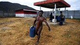 Kini, warga Kampung Obano bisa membeli Premium dengan harga Rp6.450 per liter. (ANTARA FOTO/Akbar Nugroho Gumay)