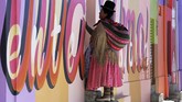 Masyarakat setempat mengaku gembira dengan adanya proyek mural ini. Kini mereka menyambut pagi dengan penuh warna dan menambah semangat mereka menjalani hari. (REUTERS/David Mercado)